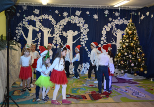 Dzieci z grupy Motylki, tańczą do piosenki.